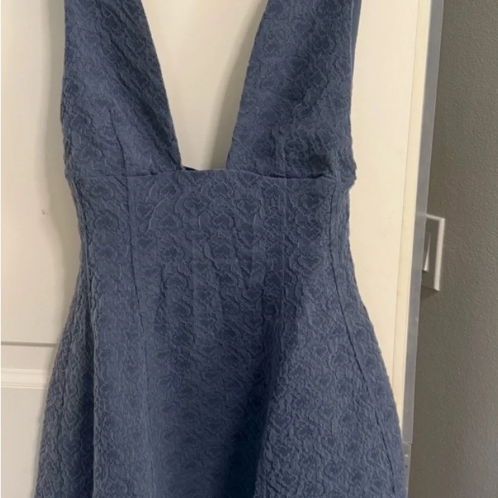 NWT WeWoreWhat Grey Blue Textured Knit V-Neck Mini Dress Size 6 - Picture 3 of 7